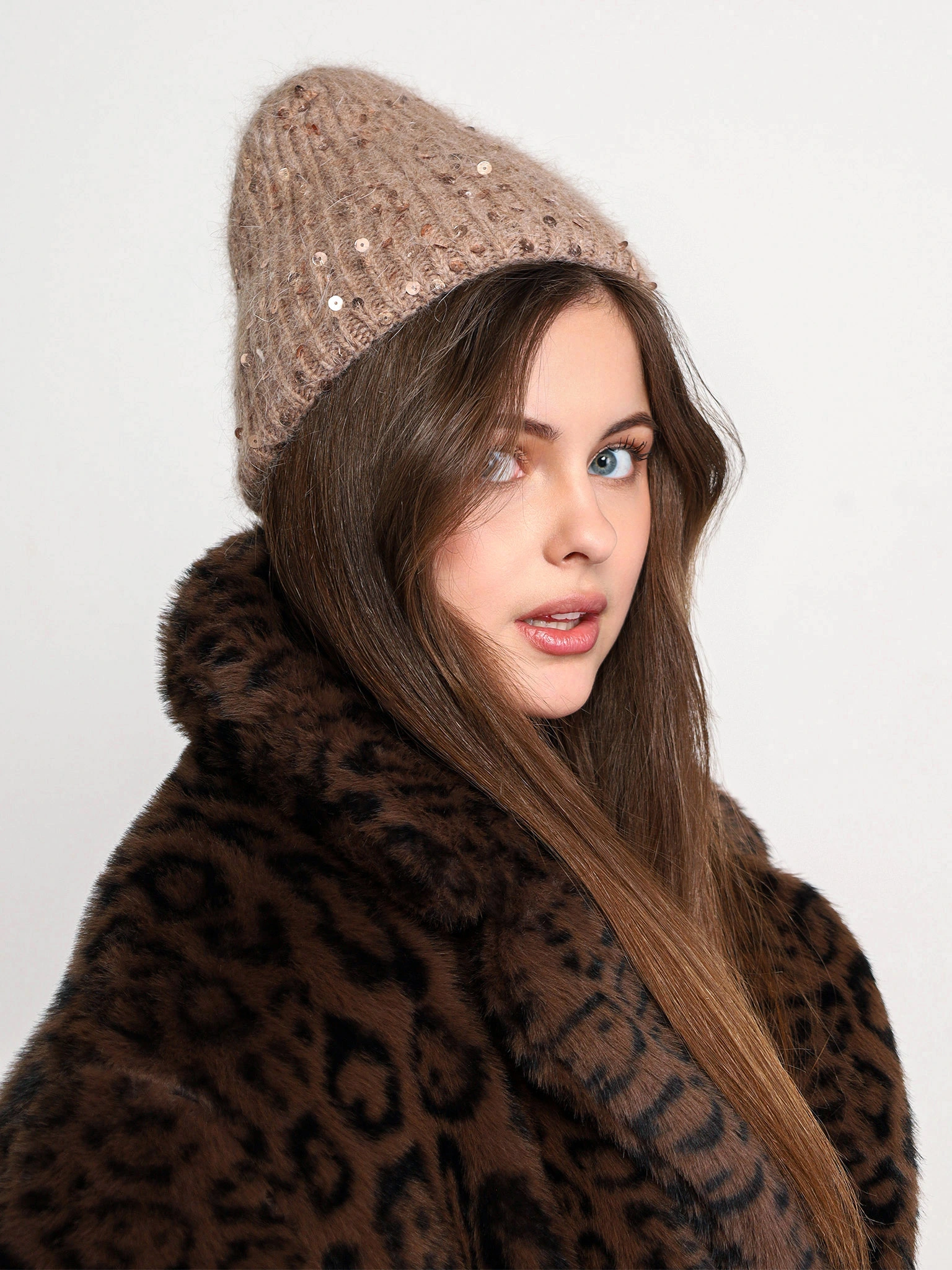 Шапка-бини двойная коричневого цвета из ангоры и акрила